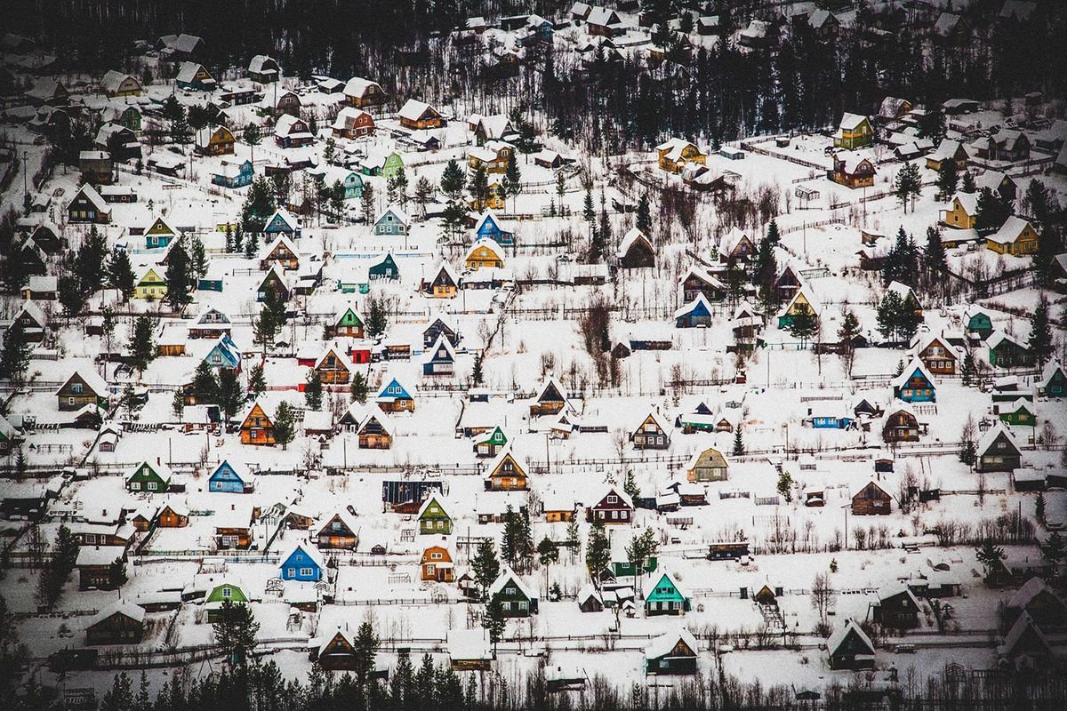 
      Яркие домики на фоне снега: посмотрите на фотопроект про дачную эстетику Фёдора Савинцева
    