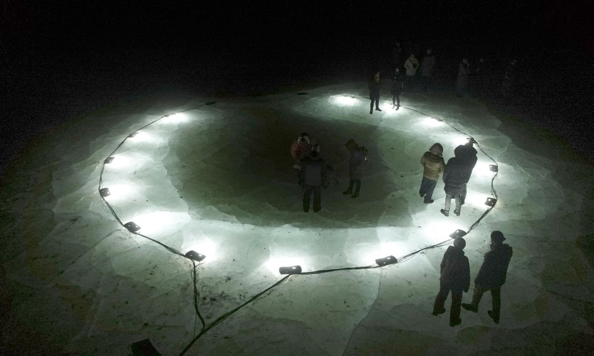 
      «Лёд и Свет»: посмотрите на световую инсталляцию от бюро Concrete Jungle в заброшенном парке Владивостока
    
